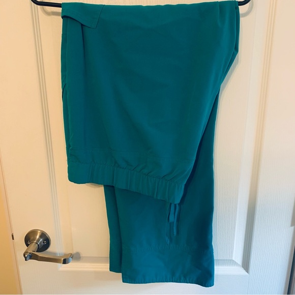 Grey’s Anatomy By Barco Woman’s Scrubs Gray Top Green Pant Size XL - Picture 4 of 4